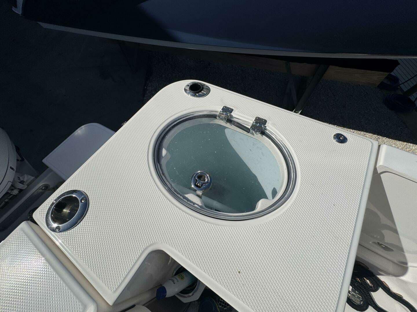 2023 Robalo R270 Center Console - Image 37
