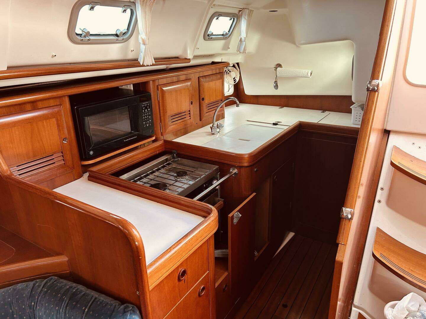2001 Beneteau 411 - Image 14