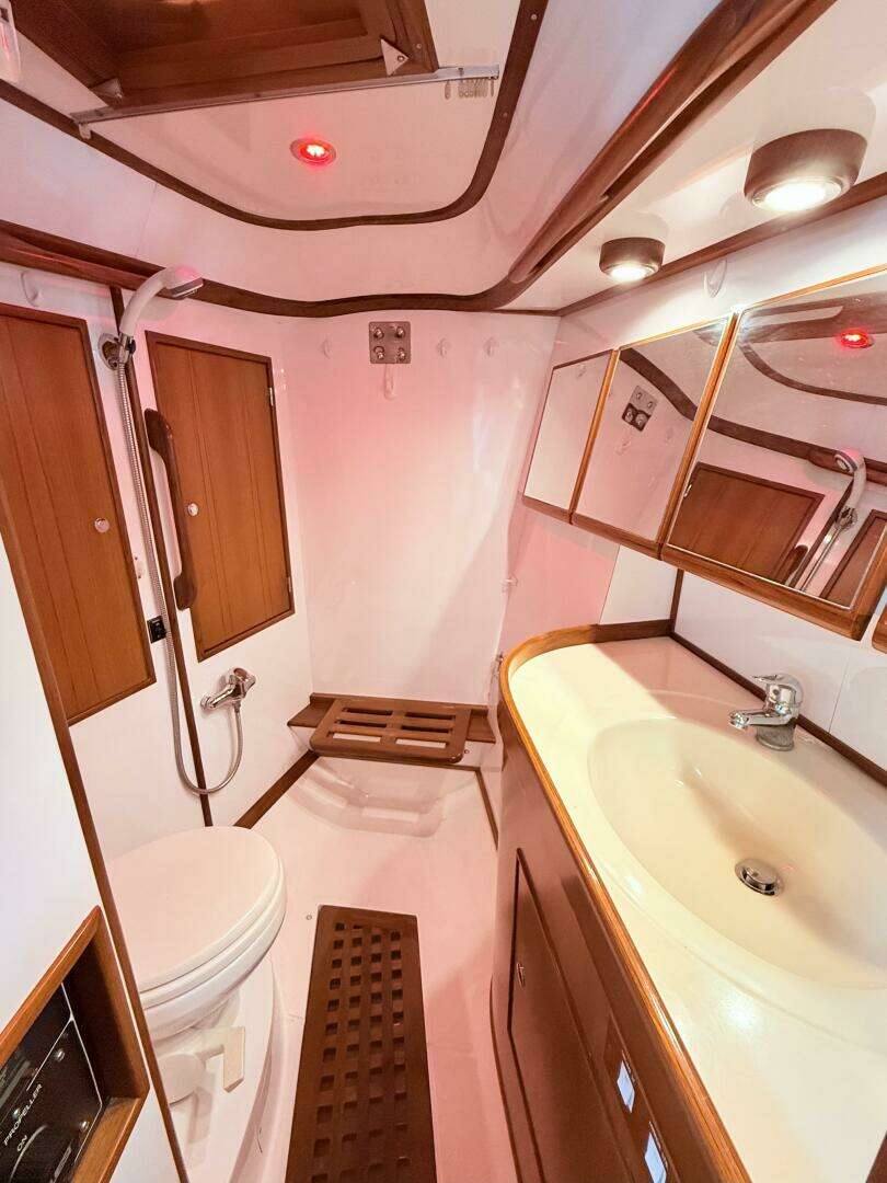 2008 Hylas 46 Center Cockpit - Image 36