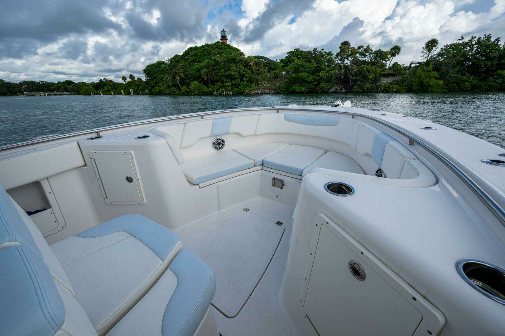 2023 Robalo R302 - Image 6