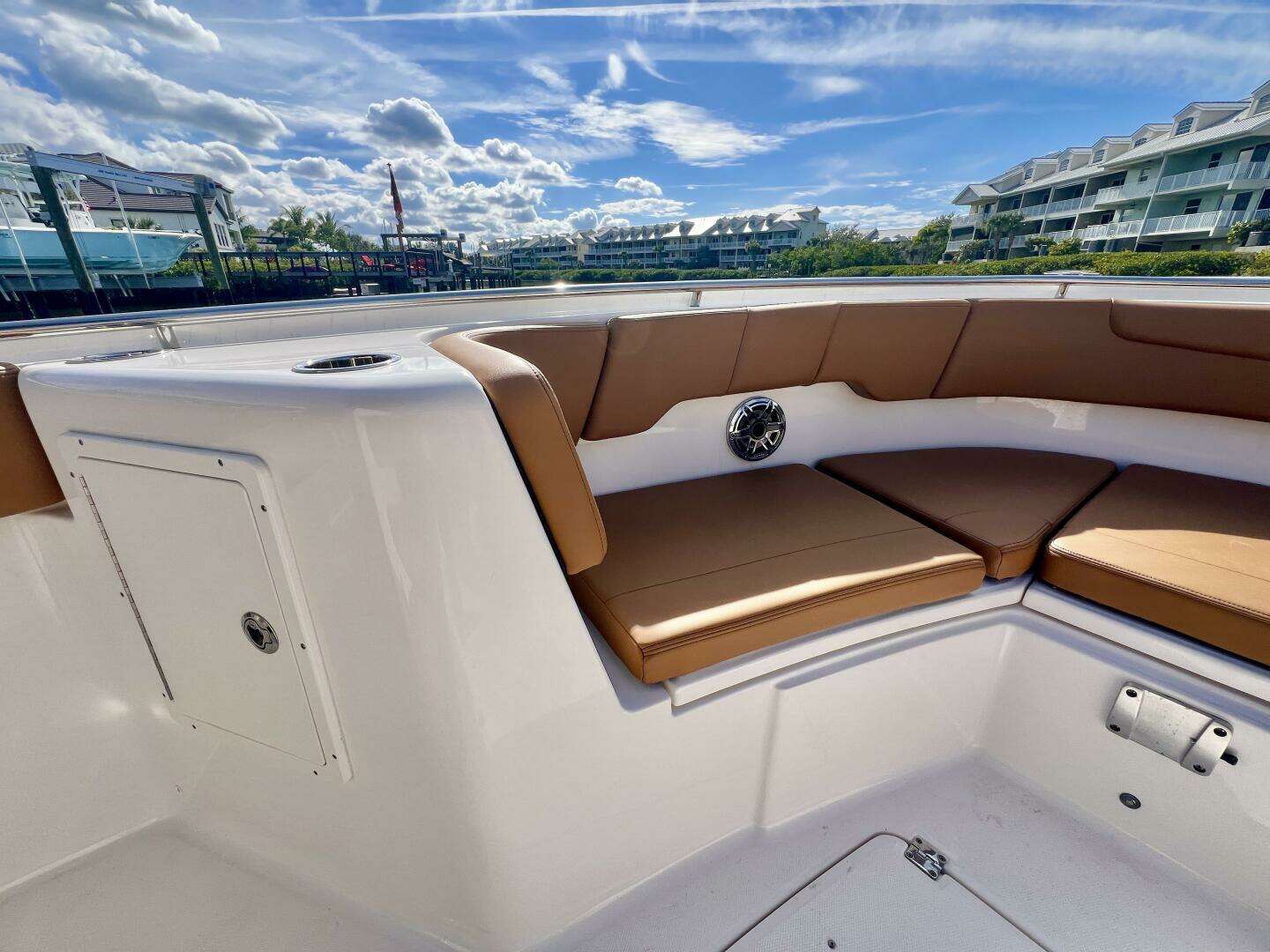 2025 Robalo R302 Center Console - Image 17