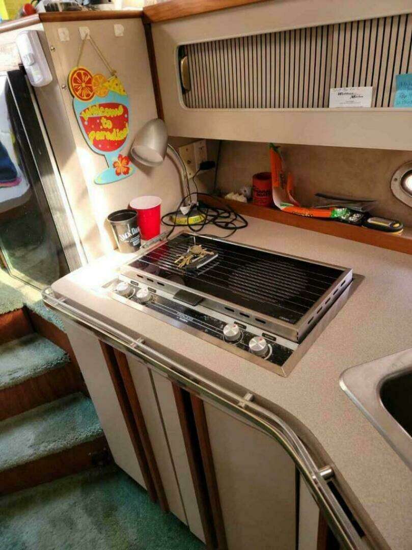 1989 Cruisers Yachts Esprit 3270 - Image 7