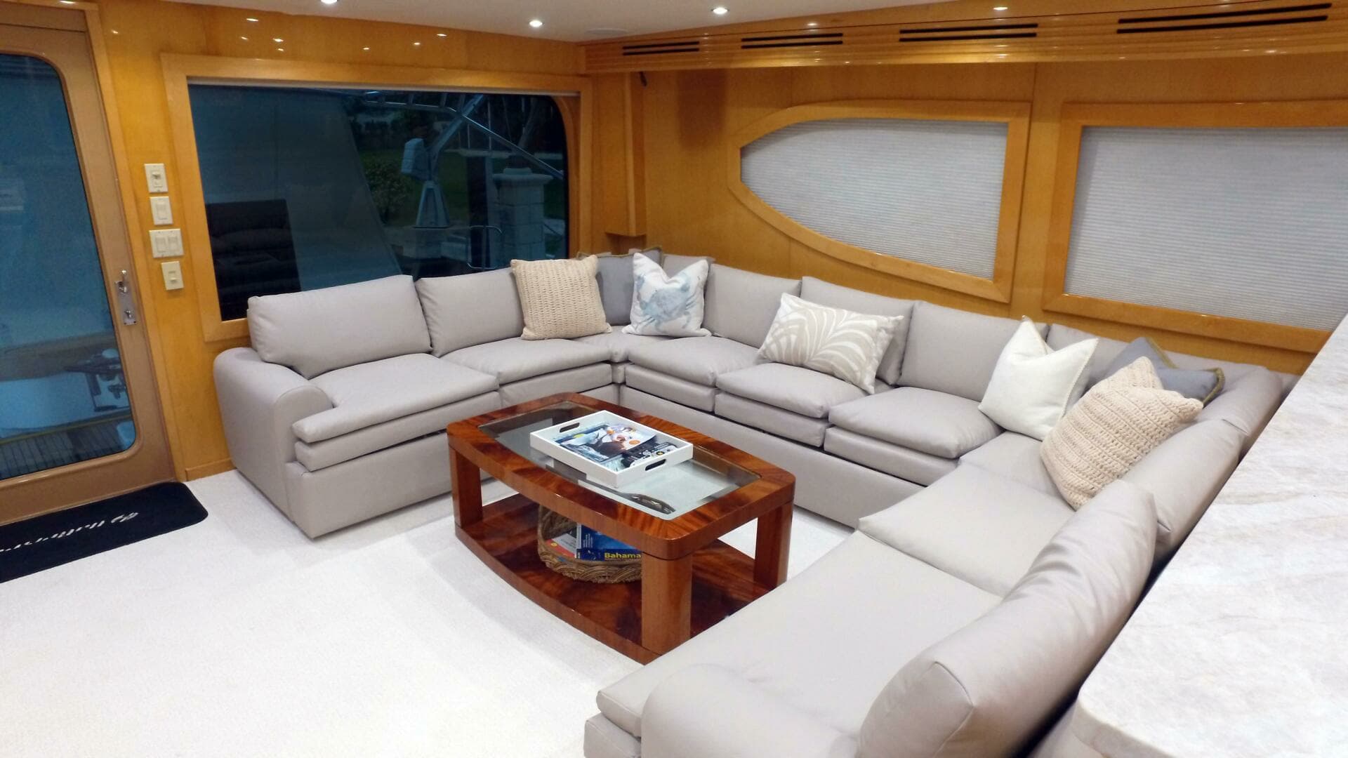 2006 Hatteras 68 Convertible - Image 2