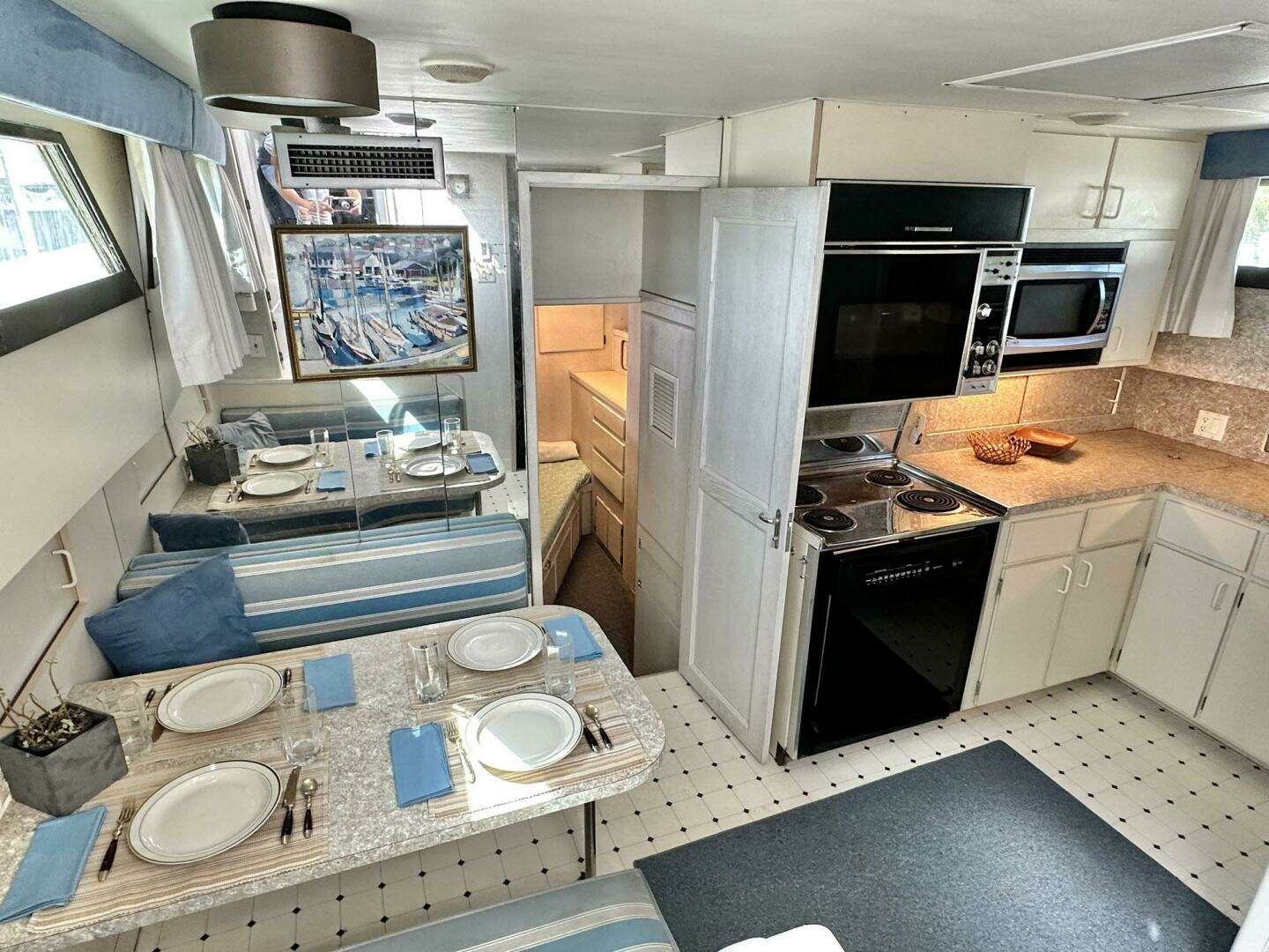 1987 Hatteras 54 MotorYacht - Image 16