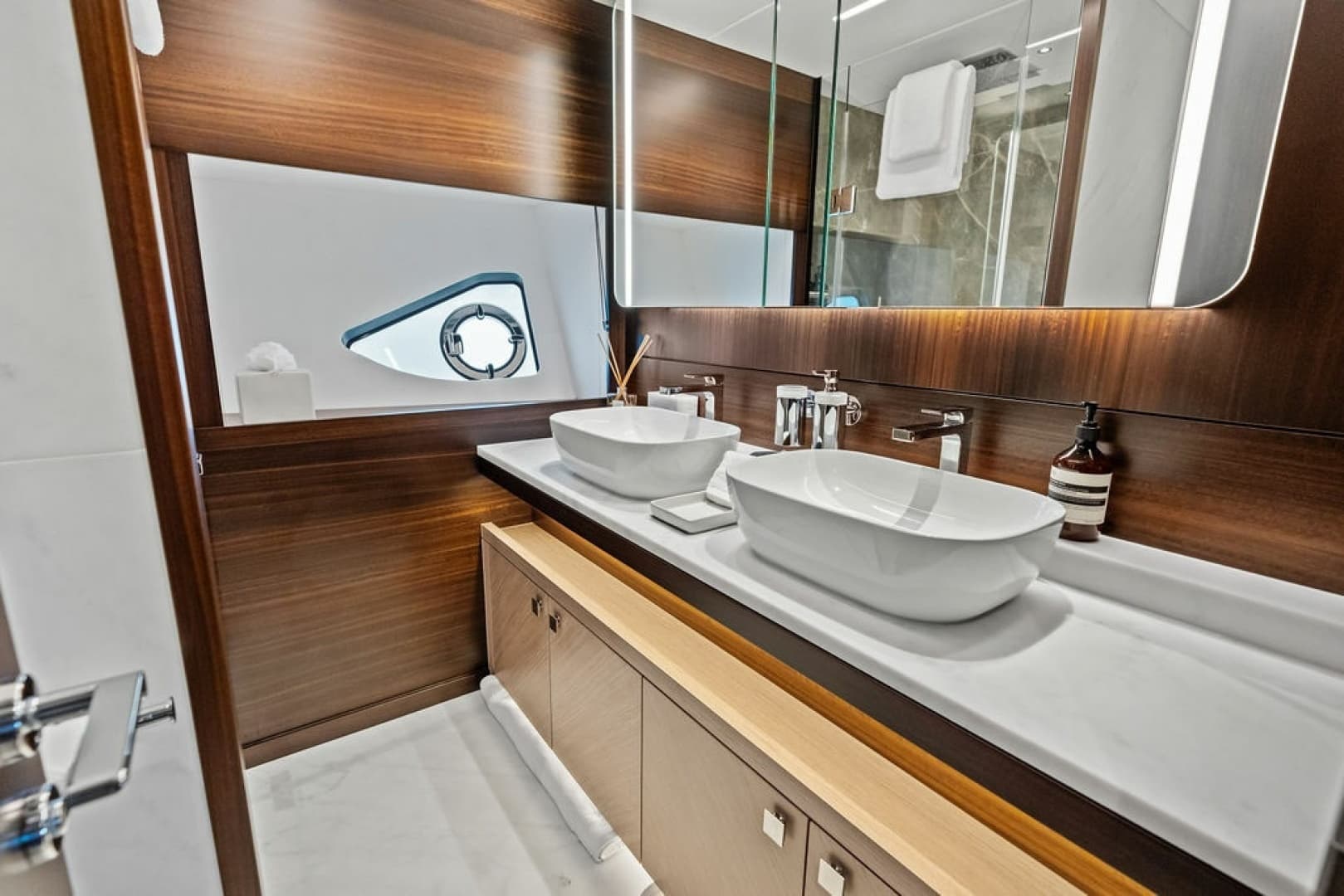 2026 Sunseeker 88 Yacht - Image 78