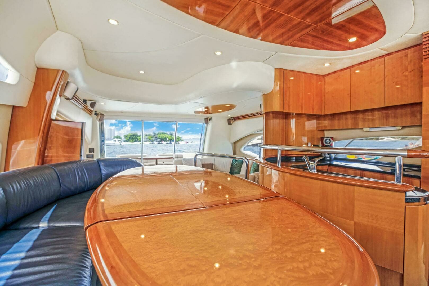 2004 Azimut 62 - Image 15