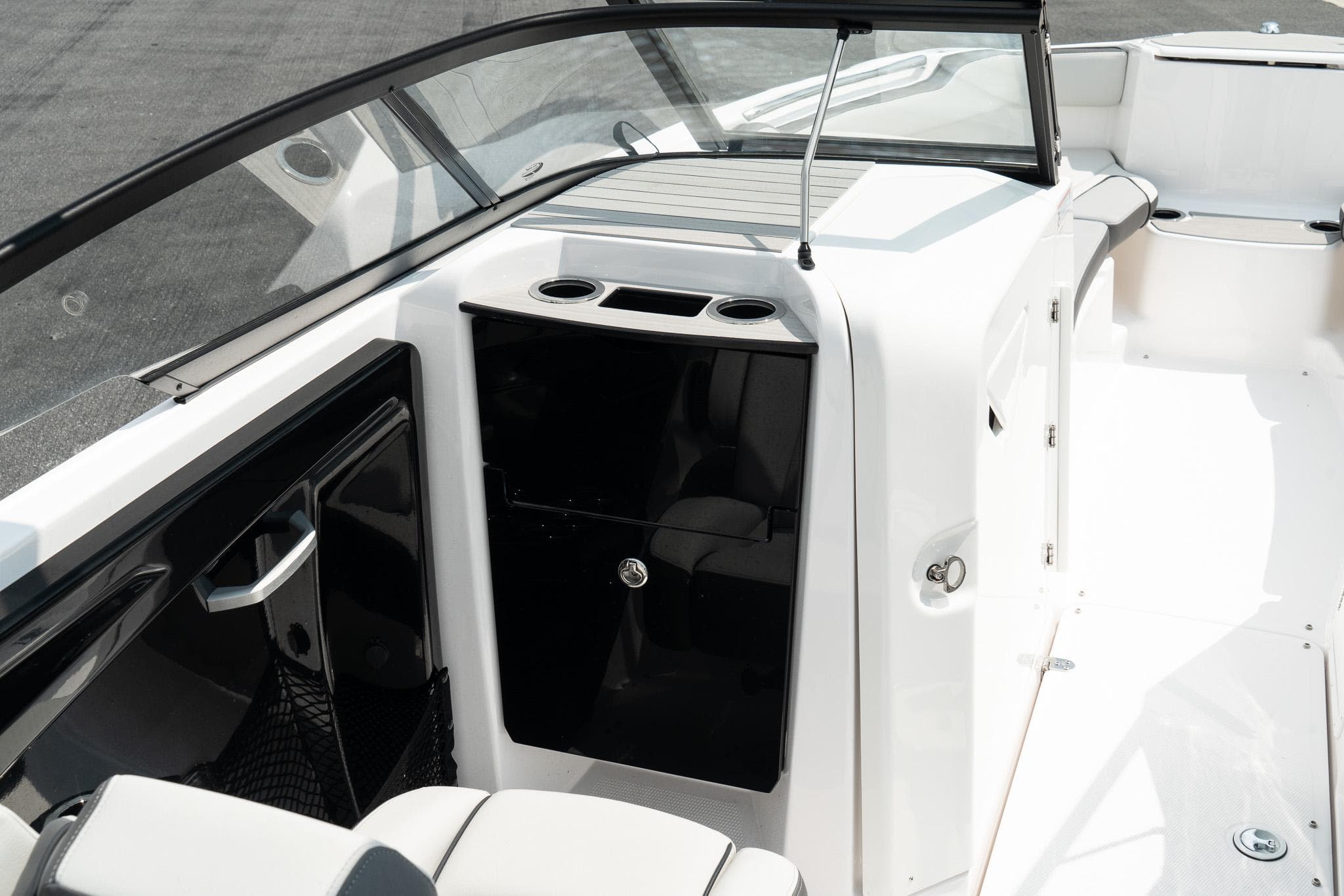 2024 Yamaha AR250 boat interior with sleek seating and modern dashboard design.