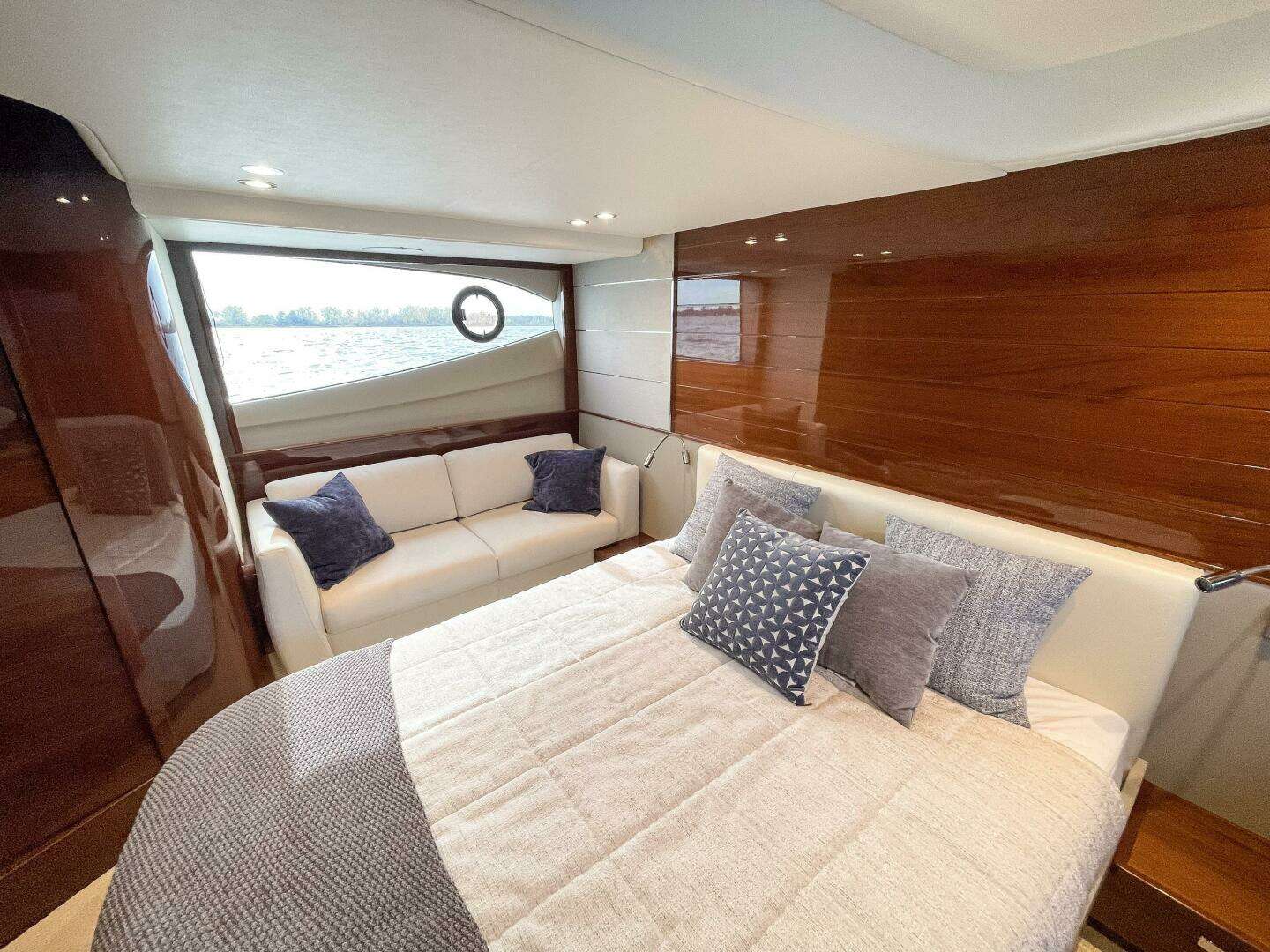 2022 Princess V50 - Image 27