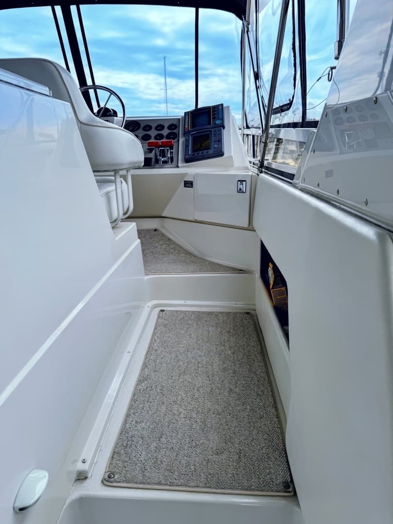 1999 Carver 406 Aft Cabin Motor Yacht - Image 14