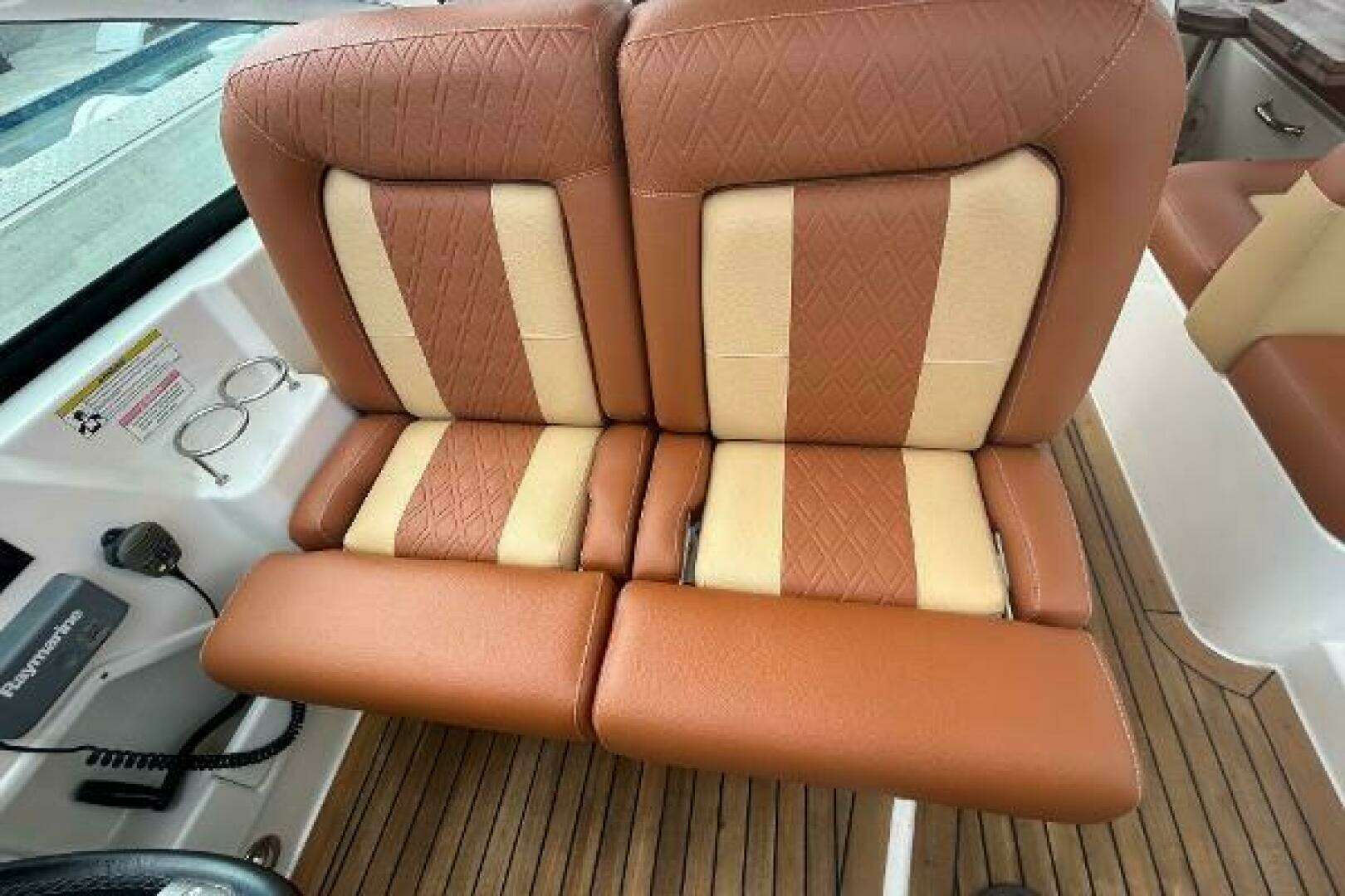 2014 Sea Ray 370 Venture - Image 25