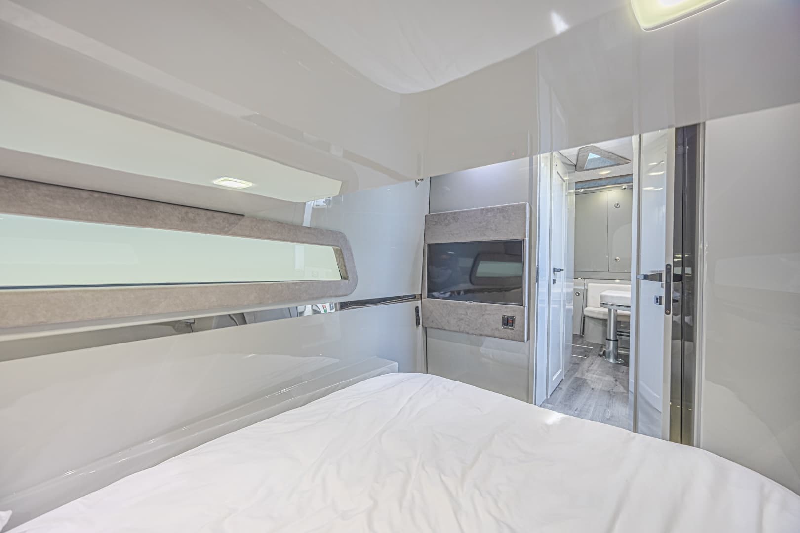 2025 Midnight Express 52 Vitesse - Image 36