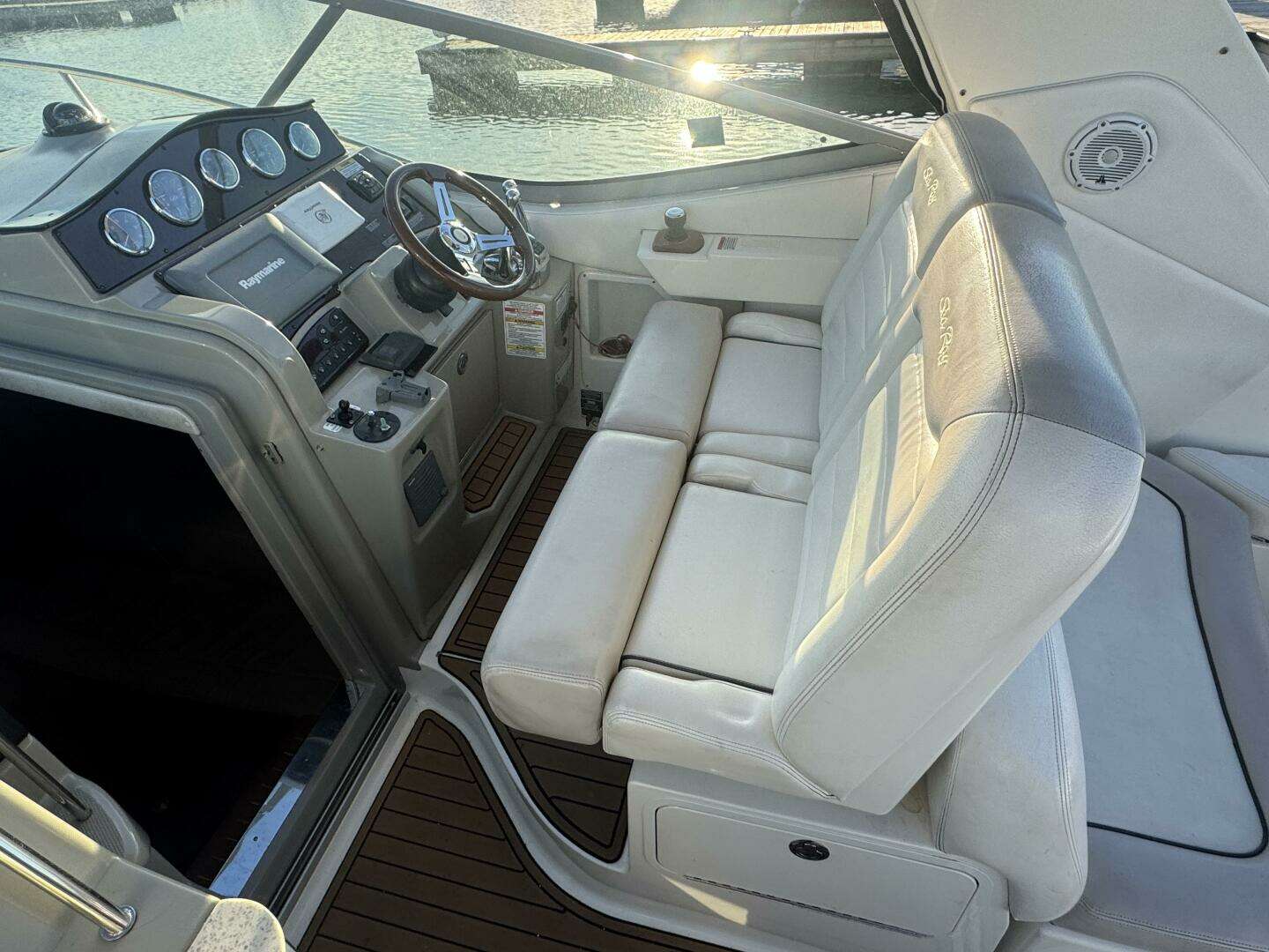 2011 Sea Ray 330 Sundancer - Image 15