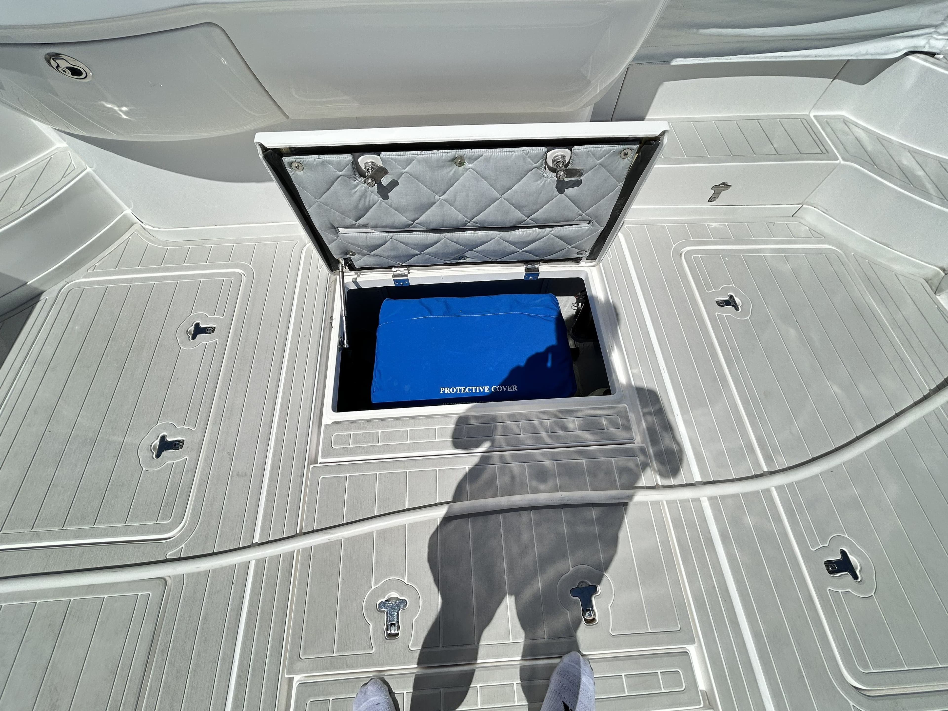 Intrepid 475 Sport Yacht 2018 with open storage hatch.