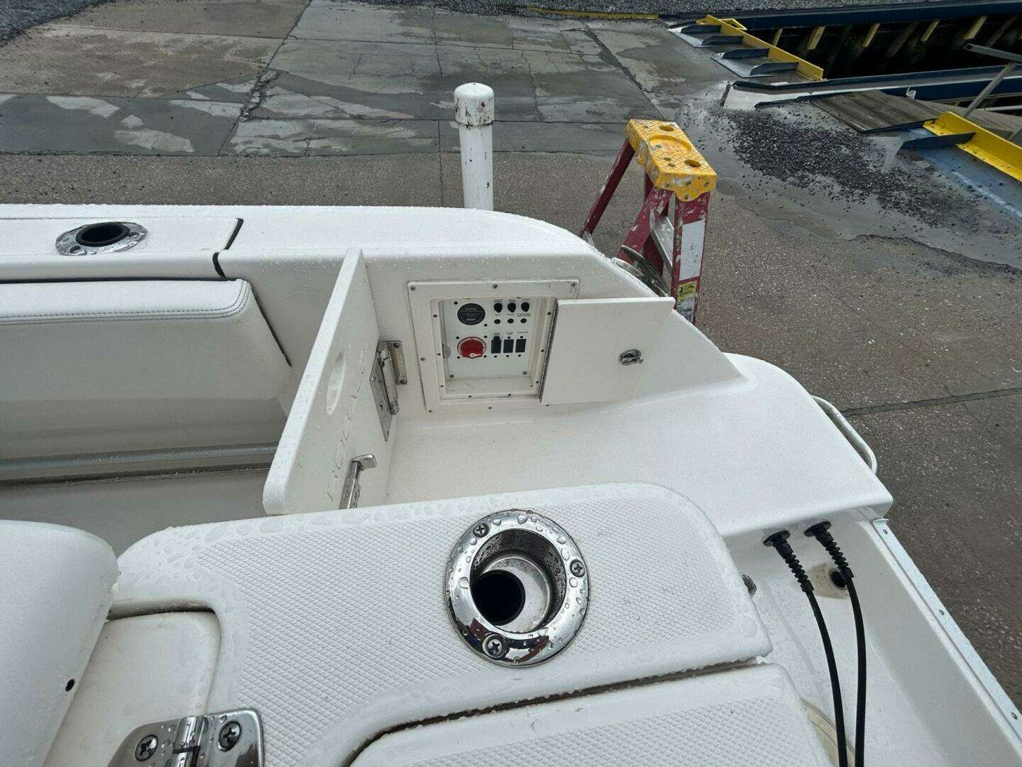 2022 Robalo R242 Center Console - Image 6