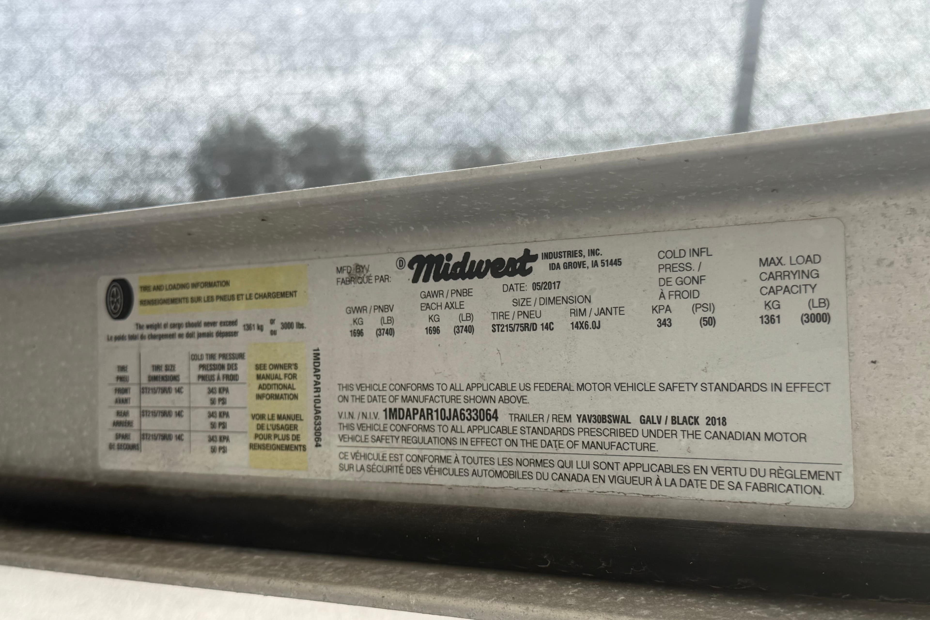 Label on a 2018 Yamaha Boats 190 FSH trailer, detailing tire and load specifications.