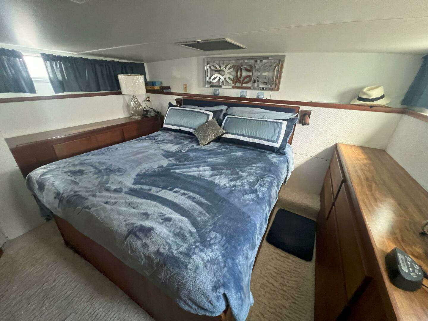 1978 Chris-Craft 410 Motor Yacht - Image 5