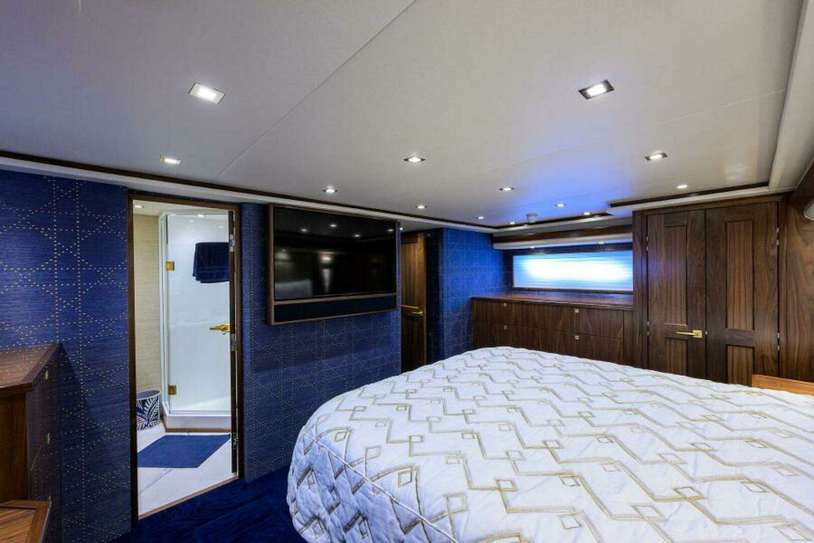 2024 Viking 80 Convertible - Image 13