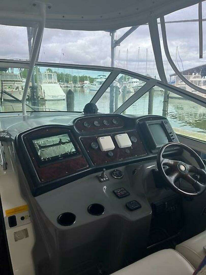 2004 Cruisers Yachts 405 Express Motoryacht - Image 8