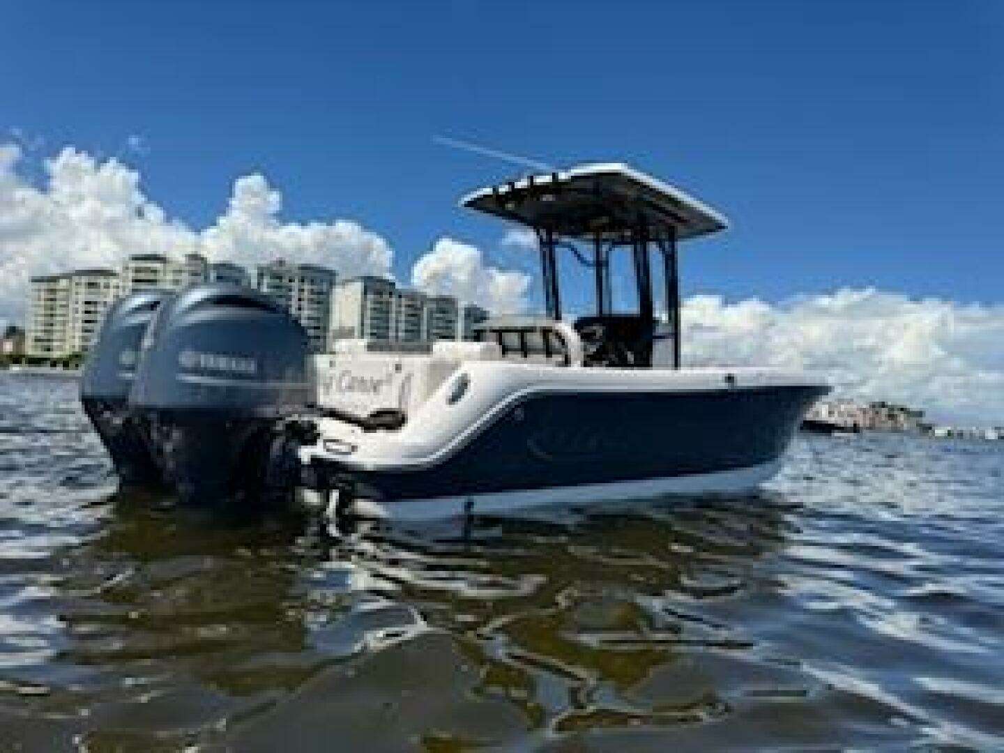 2022 Robalo R242 Center Console - Image 5