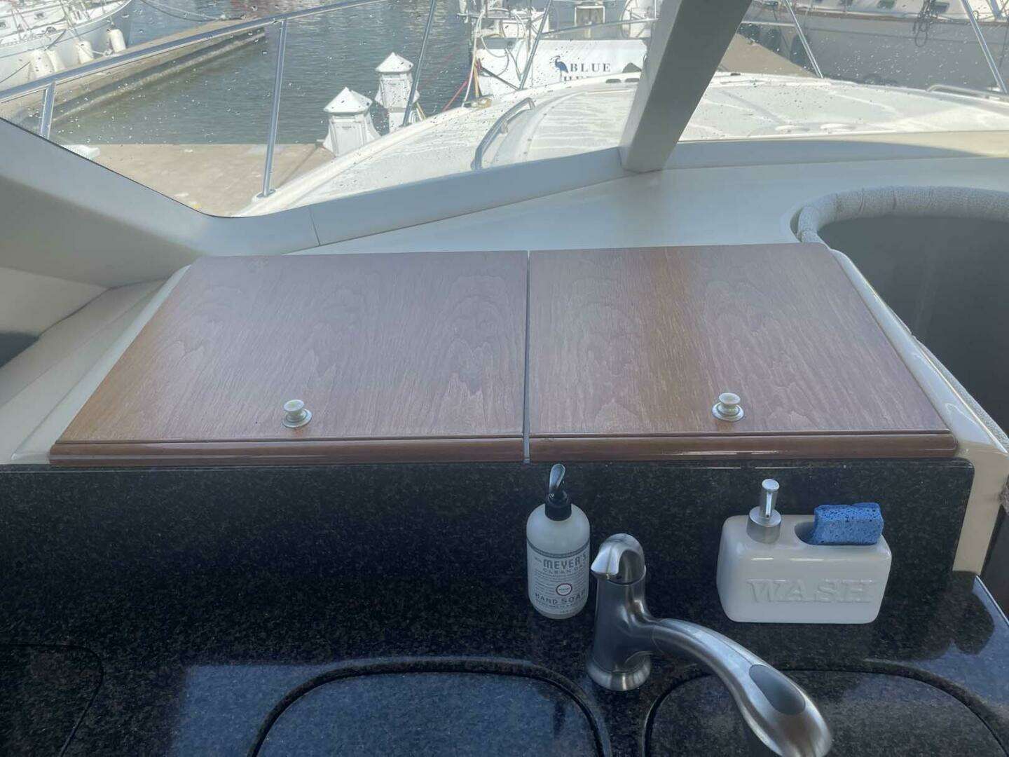 2006 Meridian 411 Sedan - Image 10