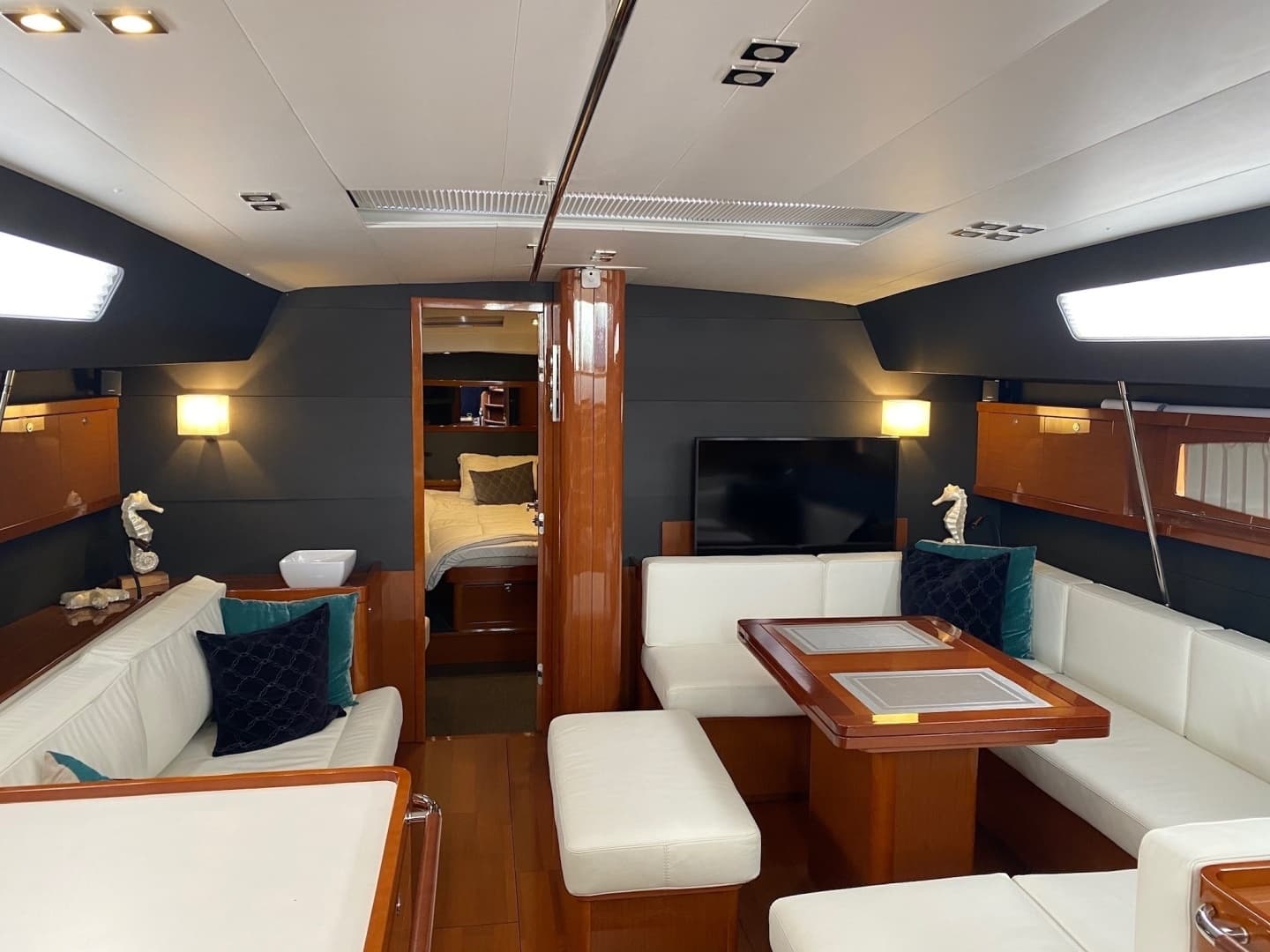 2016 Beneteau Oceanis 60 - Image 4