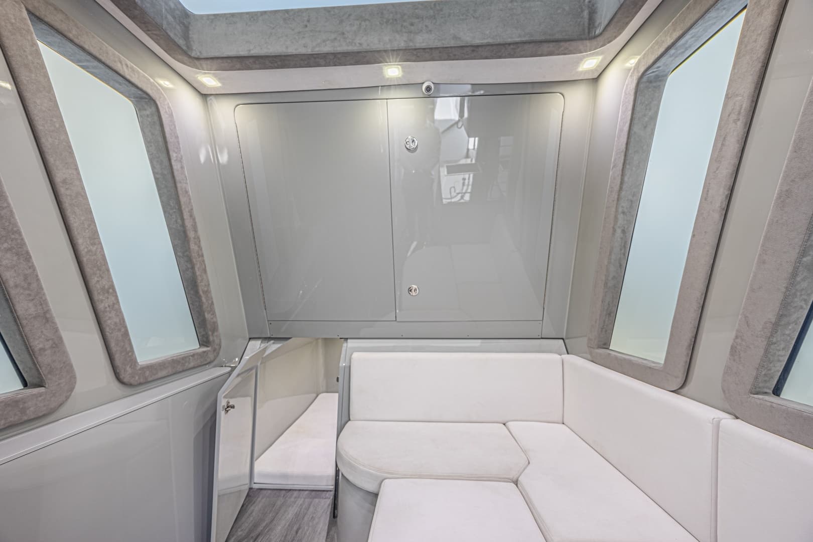 2025 Midnight Express 52 Vitesse - Image 38