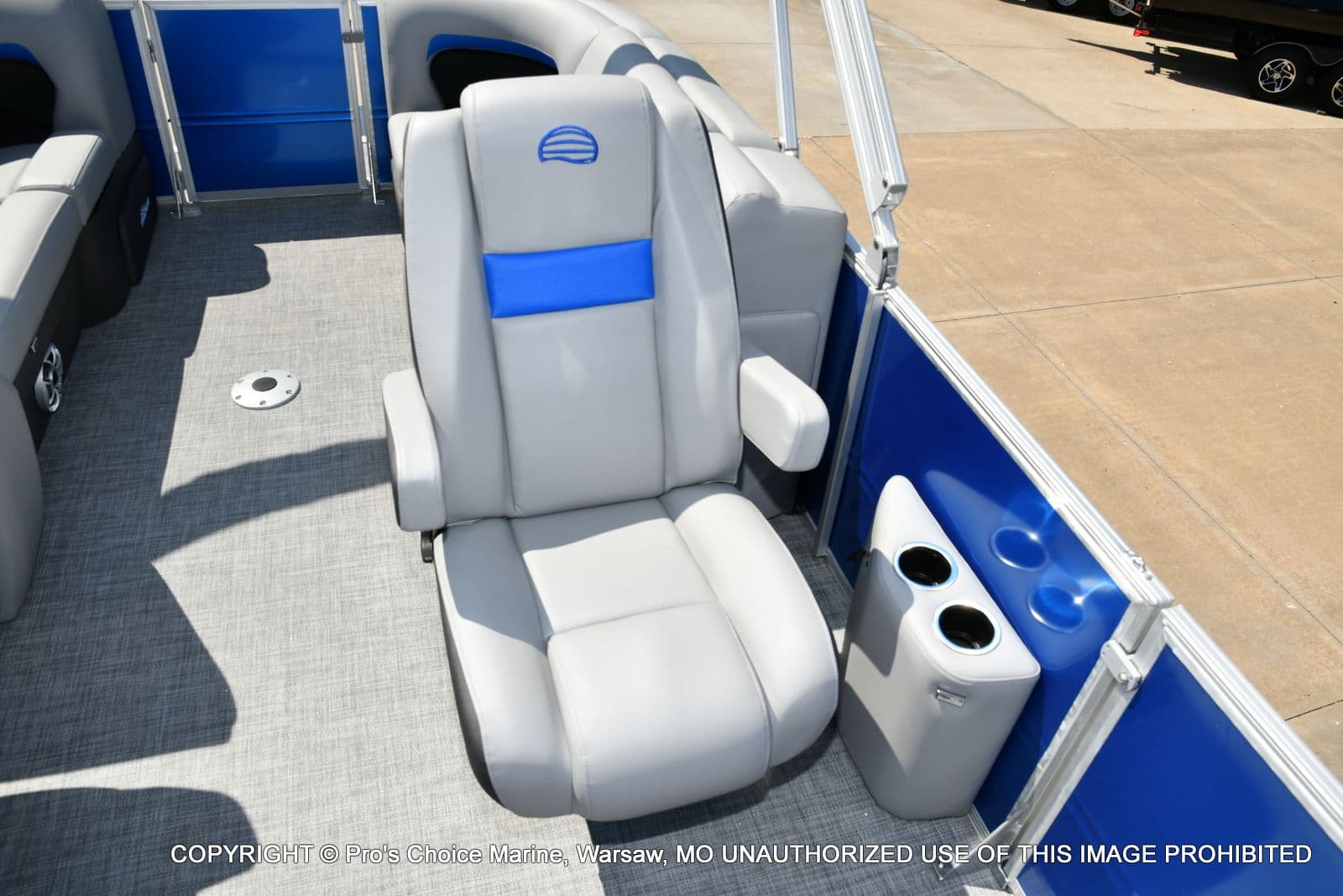 2026 Sun Tracker Party Barge 22 DLX - 23