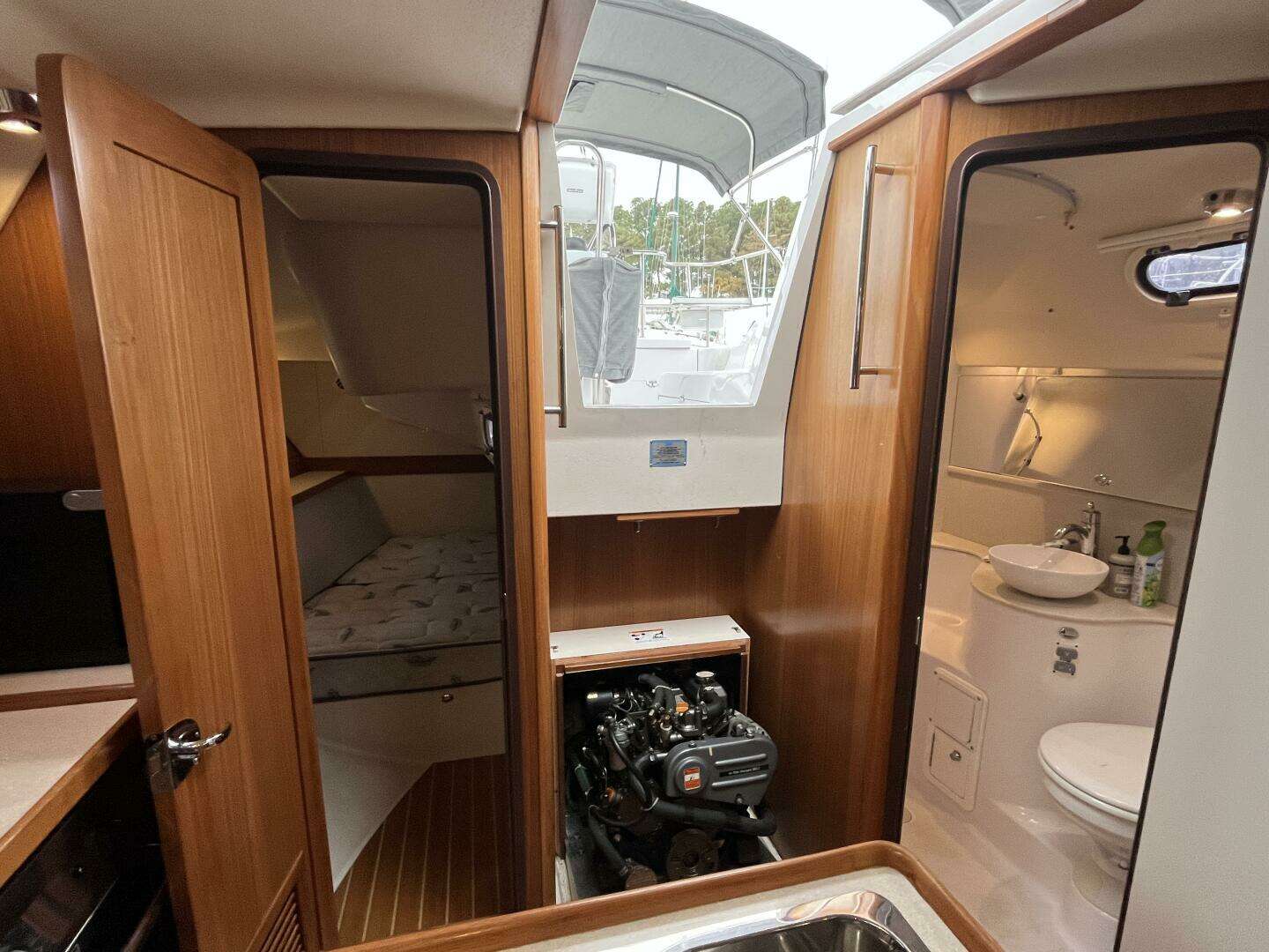 2017 Catalina 355 - Image 37