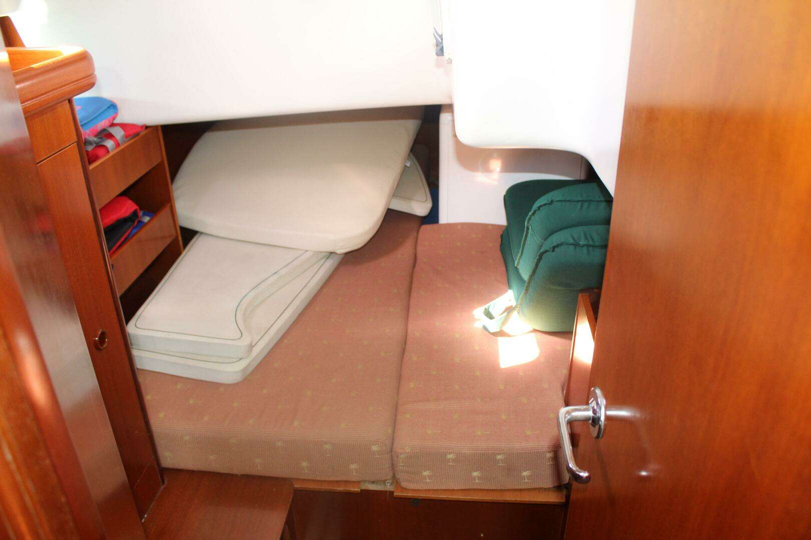 2001 Beneteau 411 - Image 28