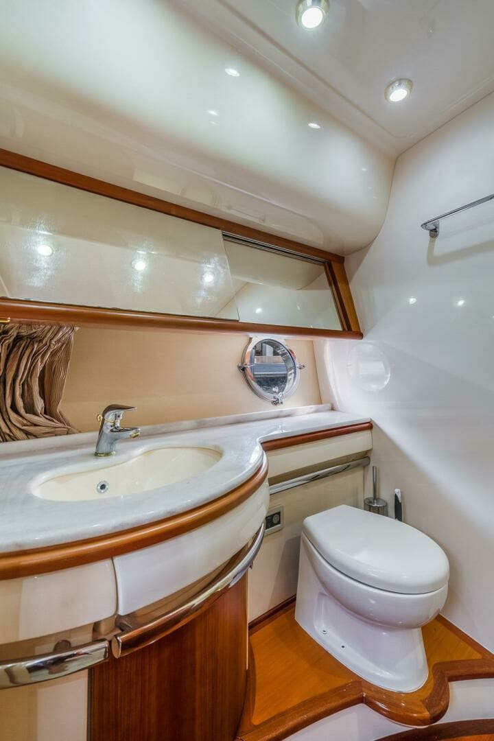 2009 Azimut 62E - Image 38