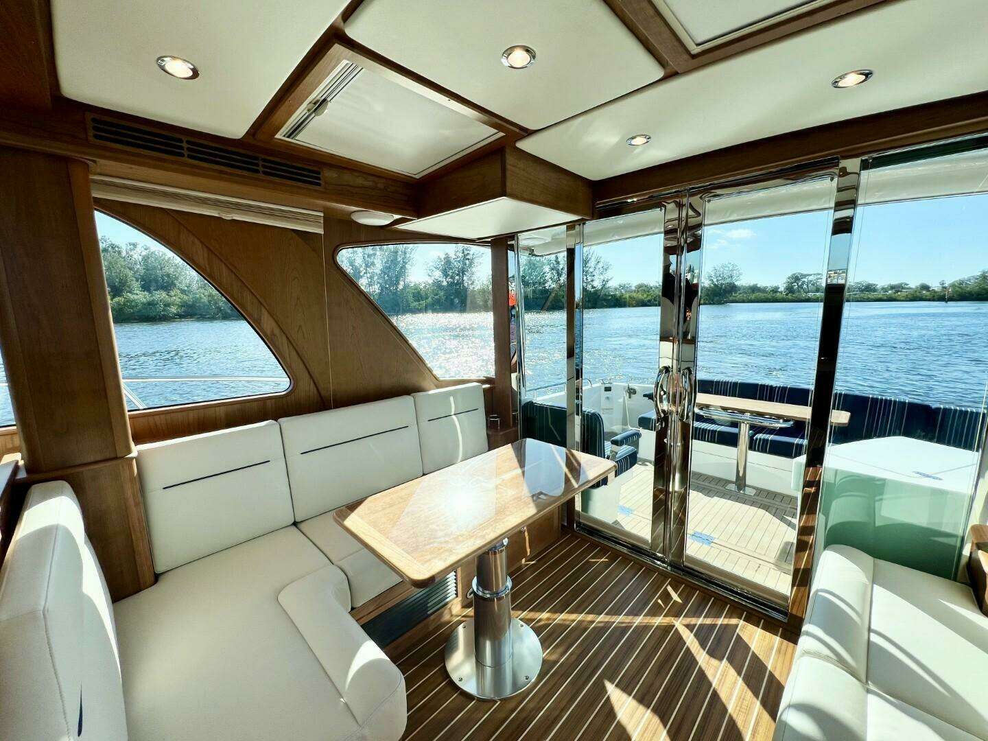 2027 Sabre 43 Salon Express - Image 8
