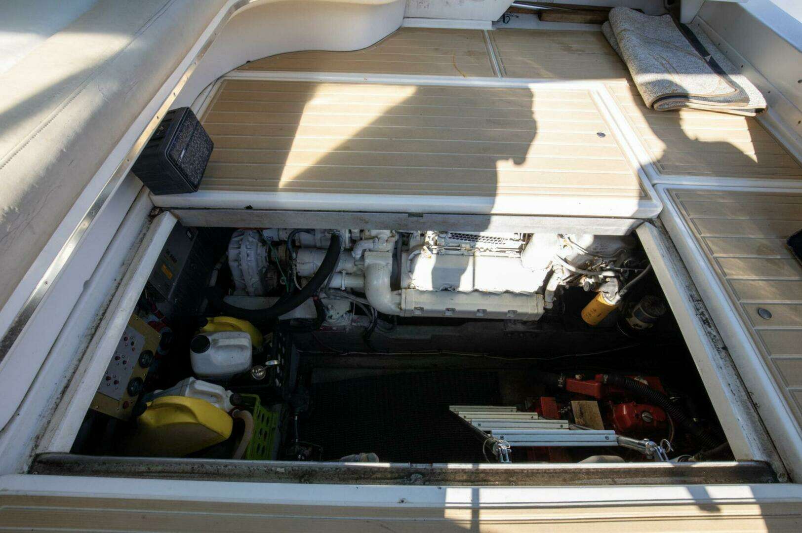 1990 Sea Ray 420 Sundancer - Image 35