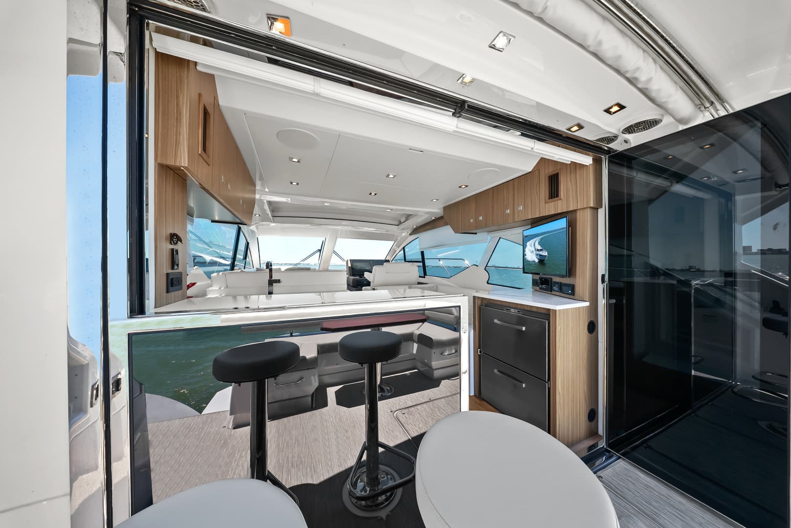 2025 Cruisers Yachts 50 Cantius - Image 30