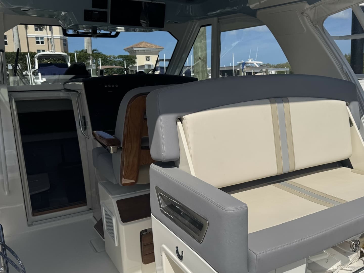 2024 Boston Whaler 380 Realm - Image 10