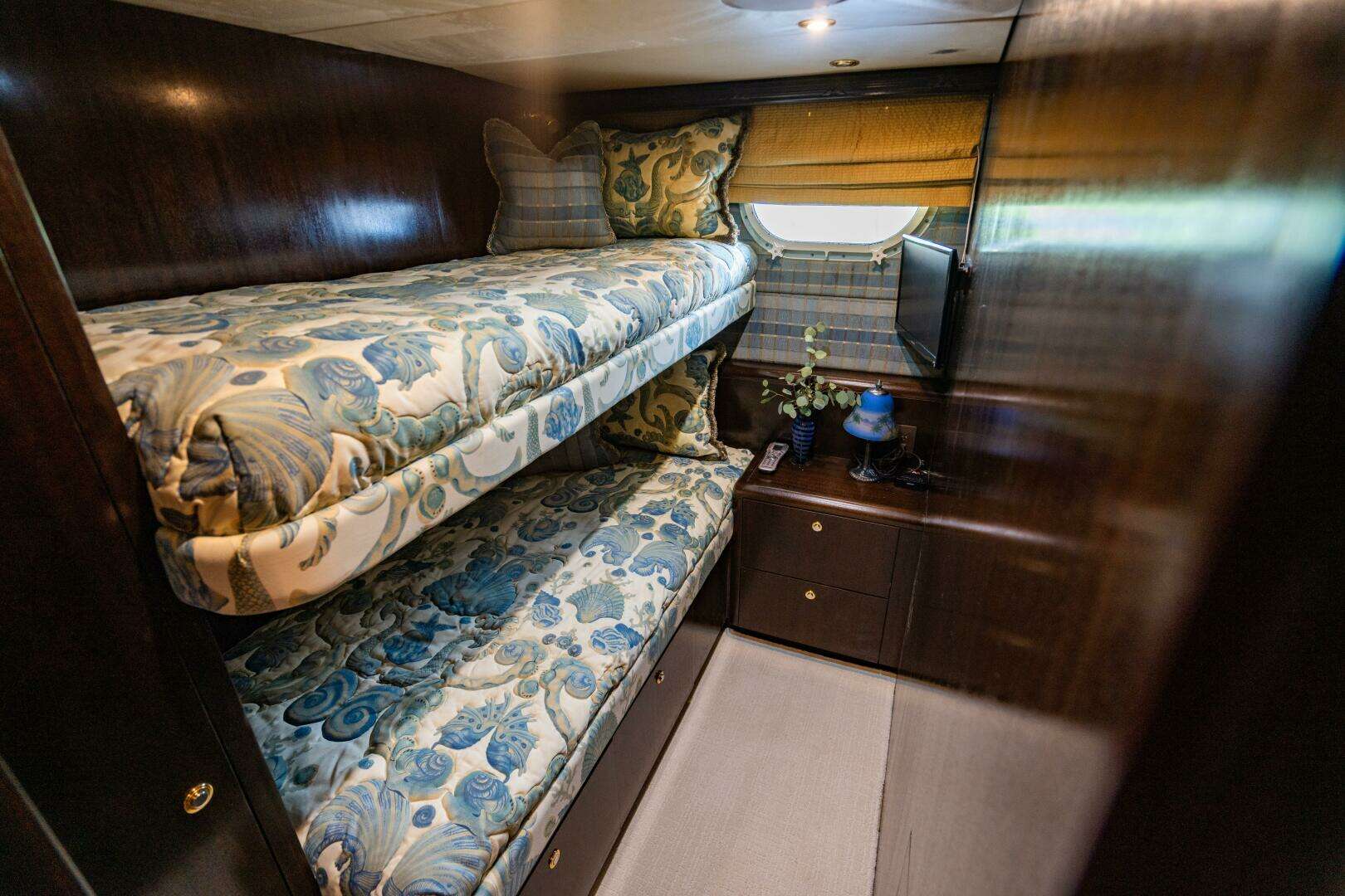 2001 Hatteras 100 Motor Yacht - Image 56