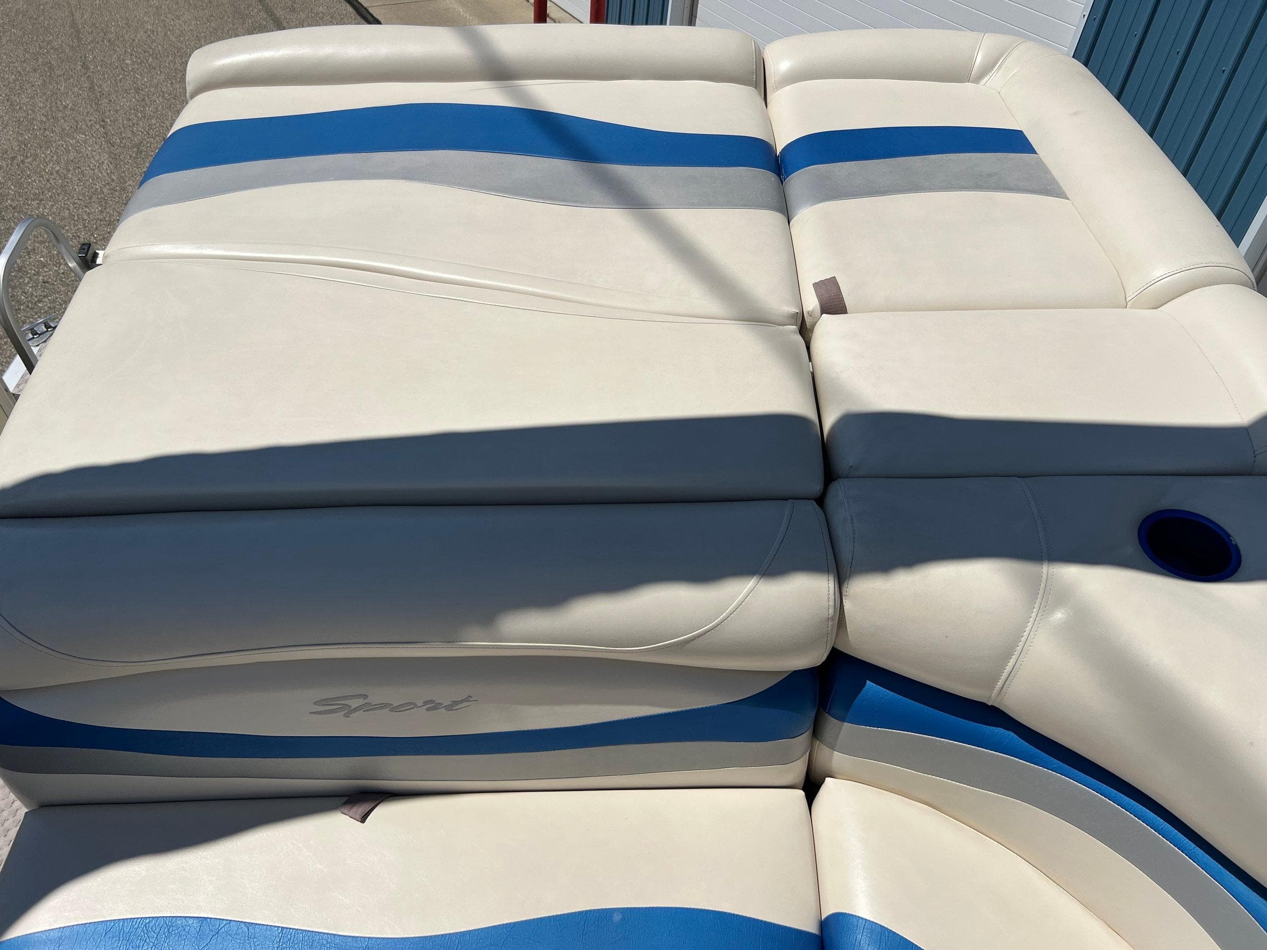 White and blue seating on a 2004 Bennington 2875RLX boat.