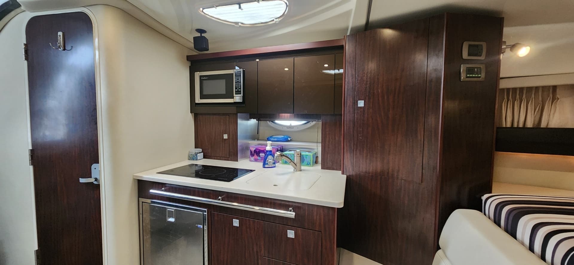2015 Monterey 335 Sport Yacht - Image 12