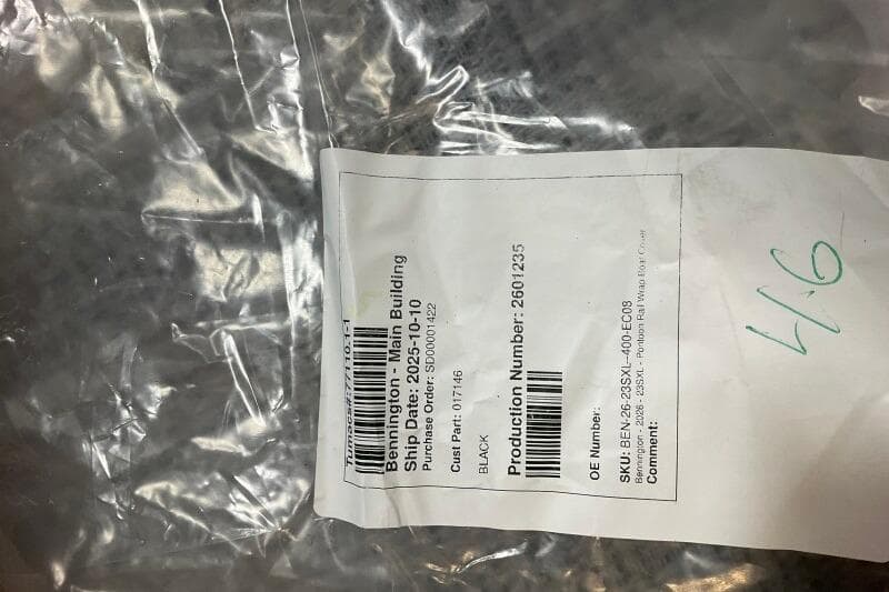 Label on packaging for Bennington 23 SX L-Bench, 2026 model, with production details.