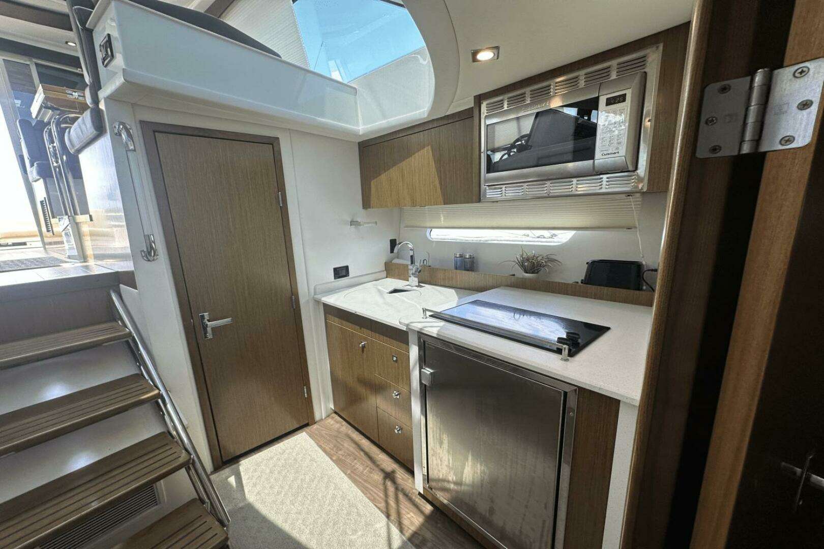 2016 Cruisers Yachts Cantius - Image 8