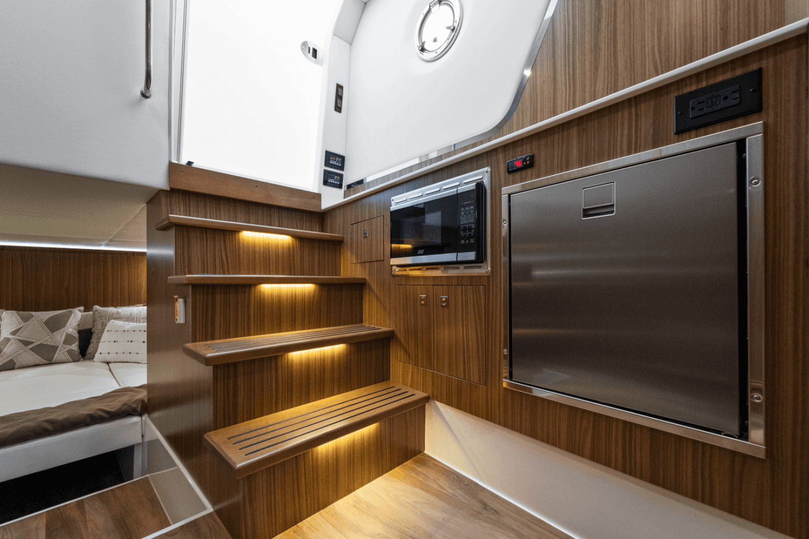 2026 Cruisers Yachts 50GLS OB - Image 26