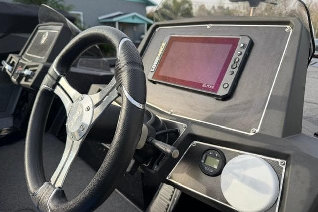 2022 Ranger Z518 Tournament Elite boat dashboard with Lowrance Elite fishfinder.