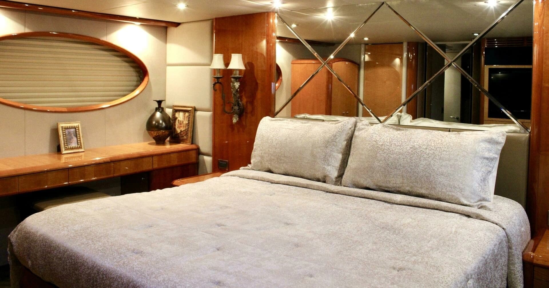 2007 Lazzara Yachts 74 Motor Yacht - Image 44