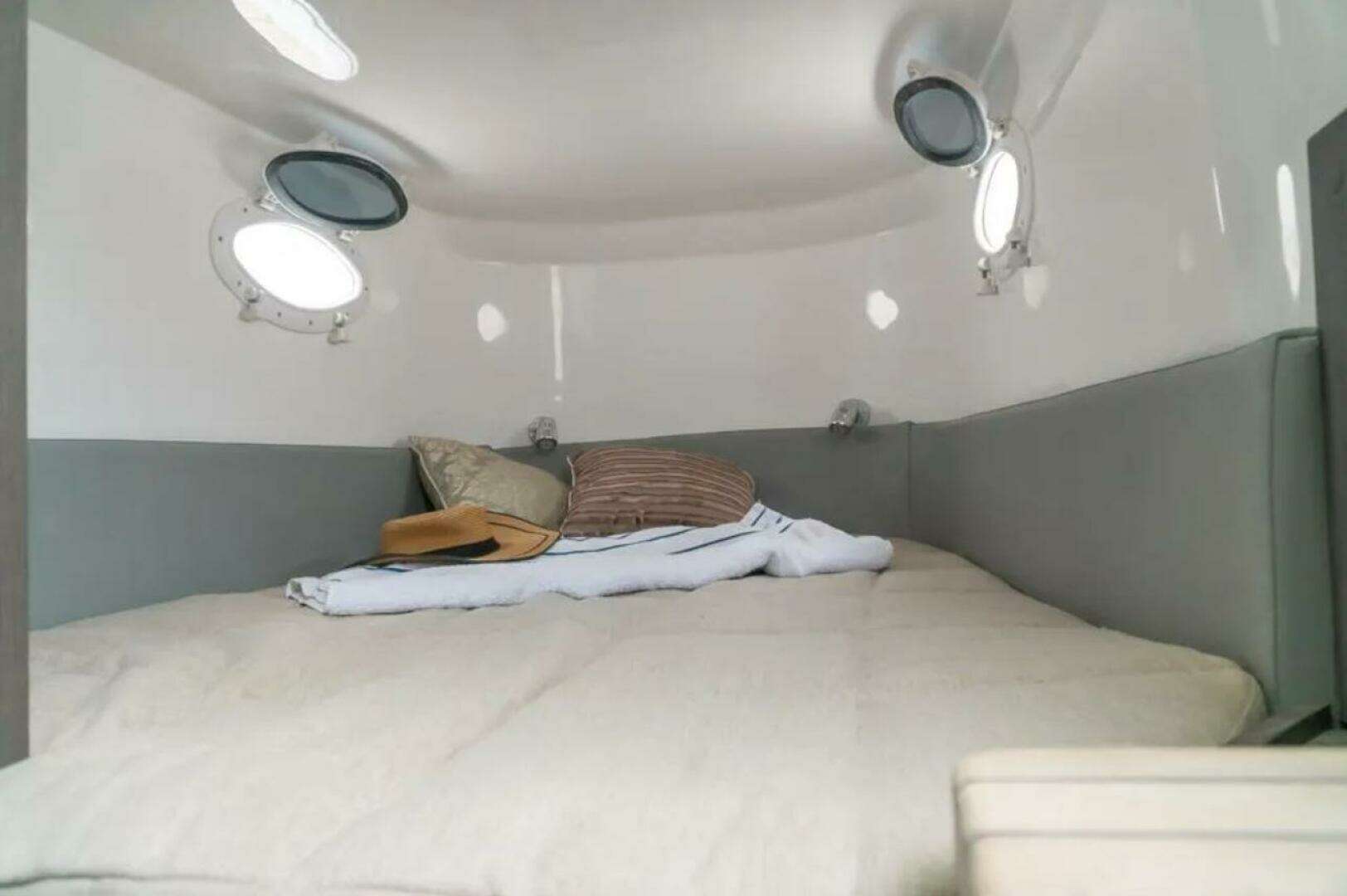 2023 Fishing Raptor 390 Solarium - Image 18