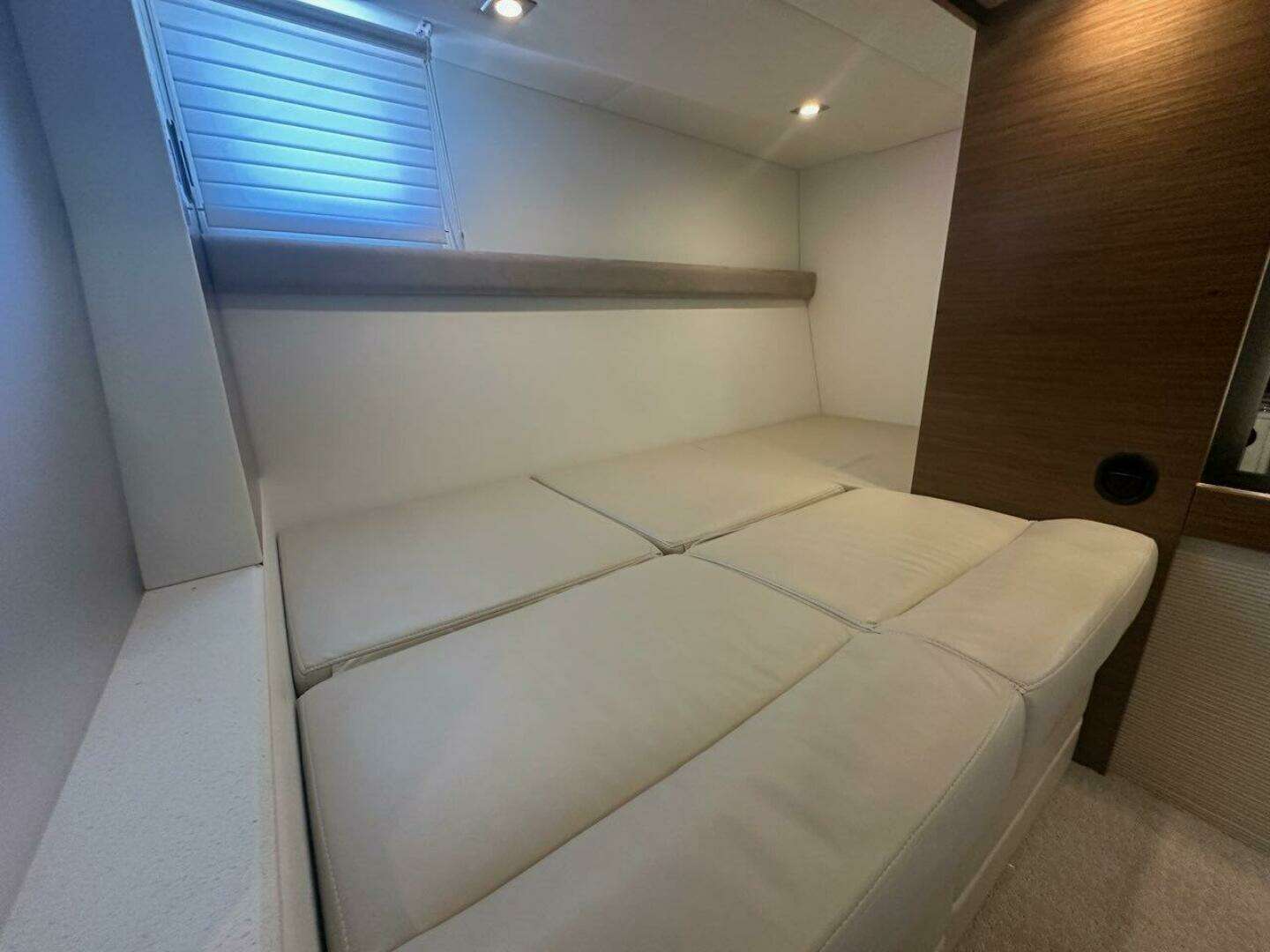 2015 Cruisers Yachts Cantius - Image 50