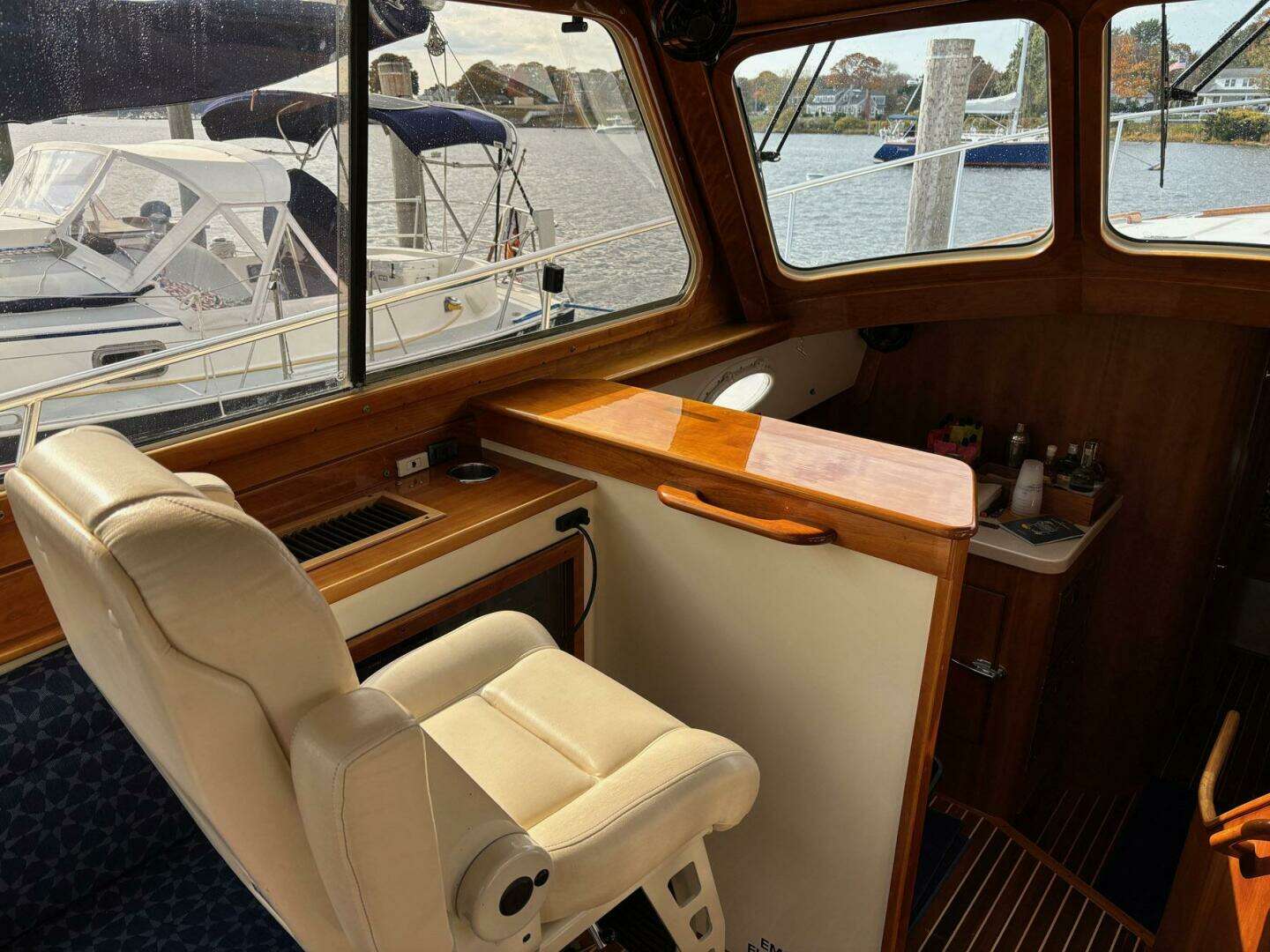2005 Hinckley Talaria 44 Motor Yacht - Image 14