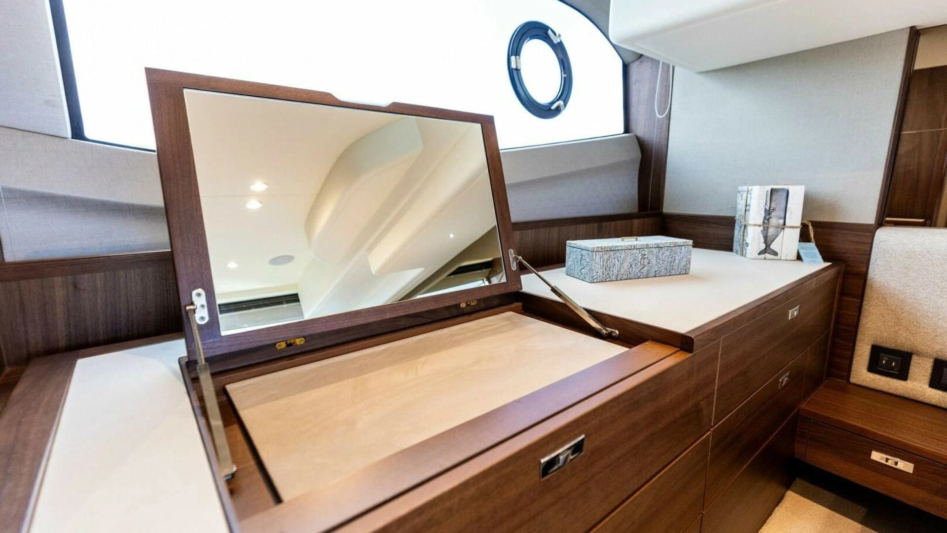 2025 Princess F50 Flybridge - Image 21