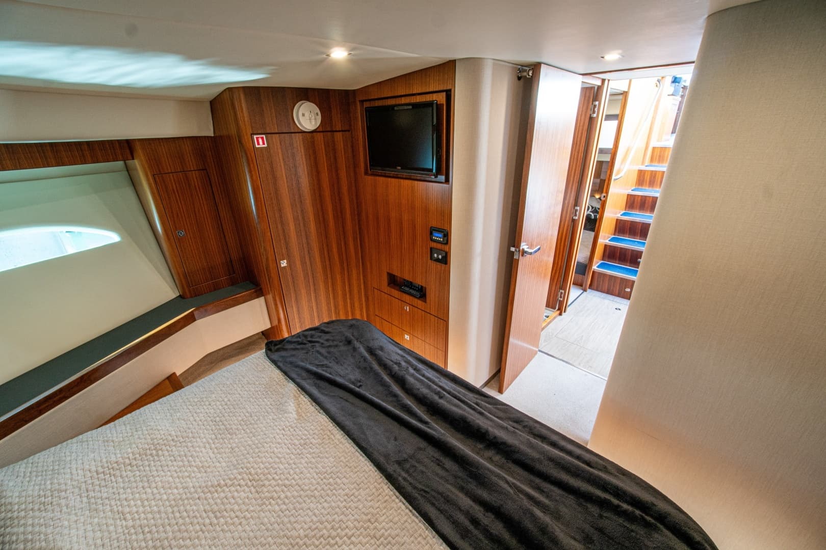 2015 Riviera 6000 Sport Yacht - Image 60