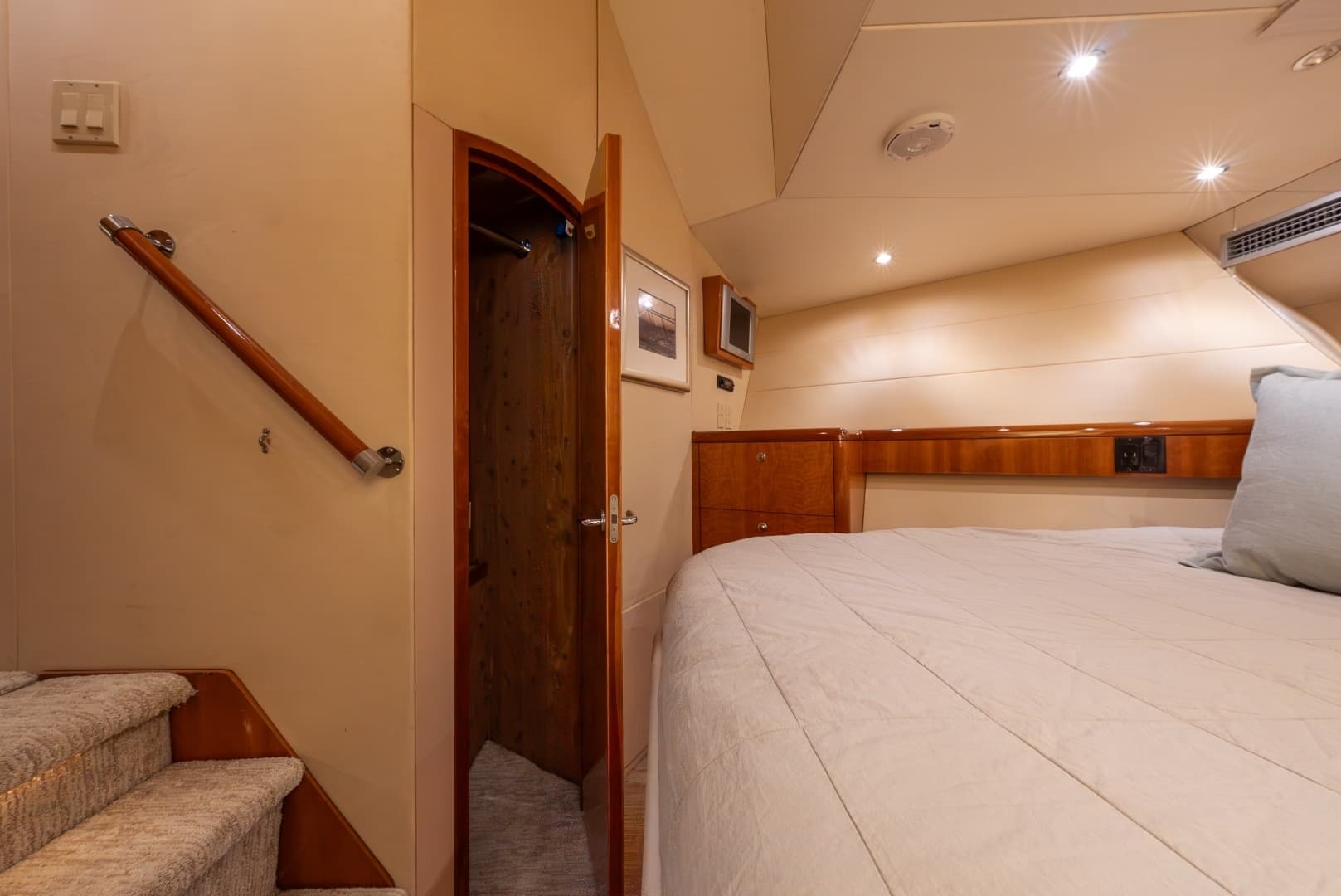 2004 Hatteras Sport Deck - Image 24