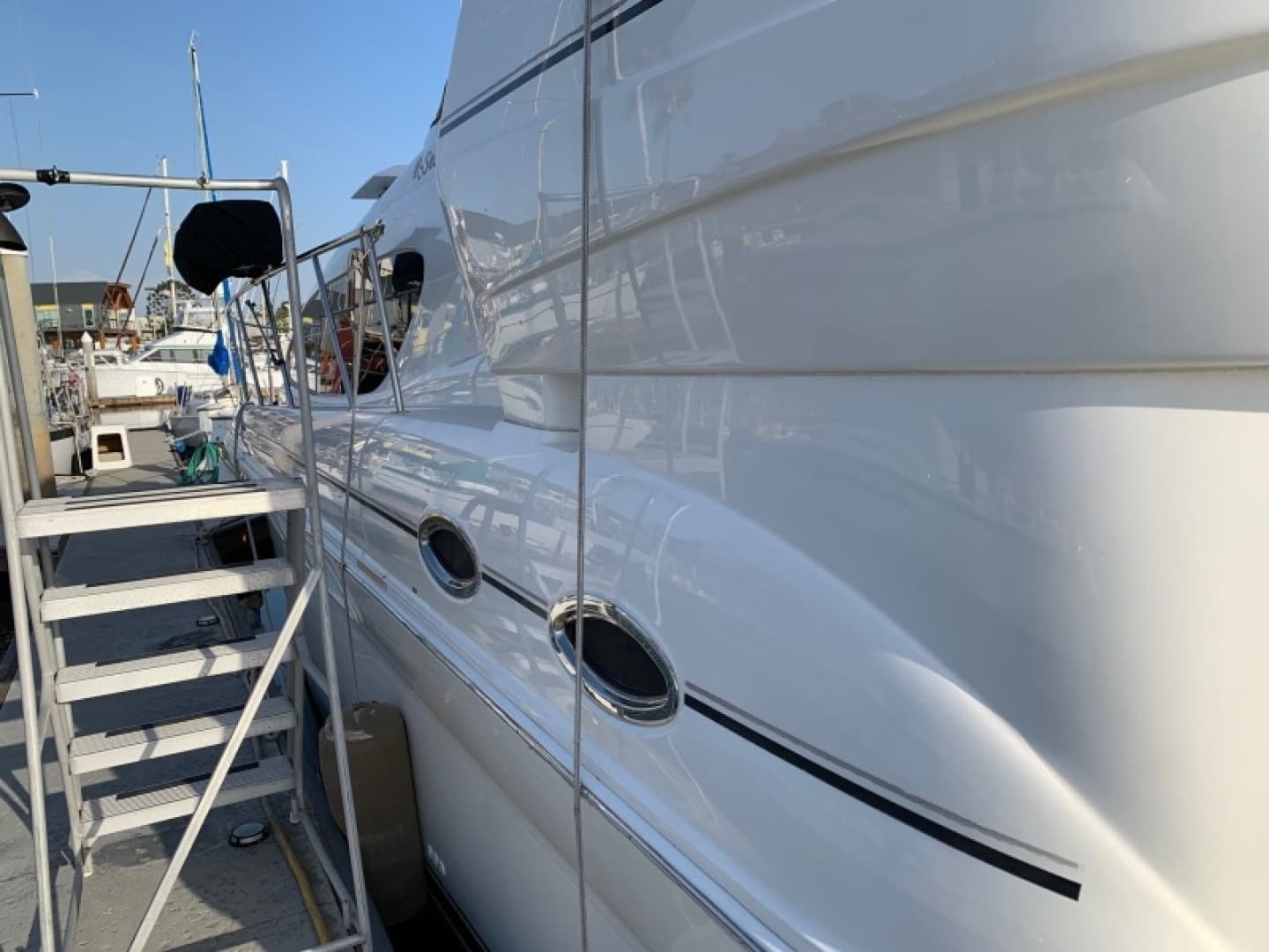 2004 Sea Ray 390 Motor Yacht - Image 8