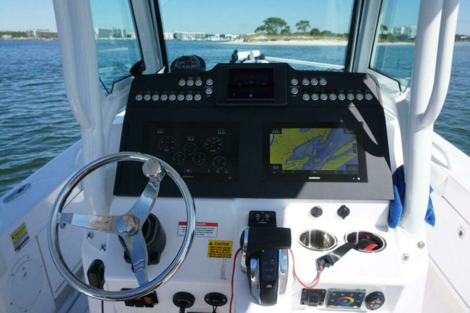 2022 Everglades 253 Center Console - Image 2